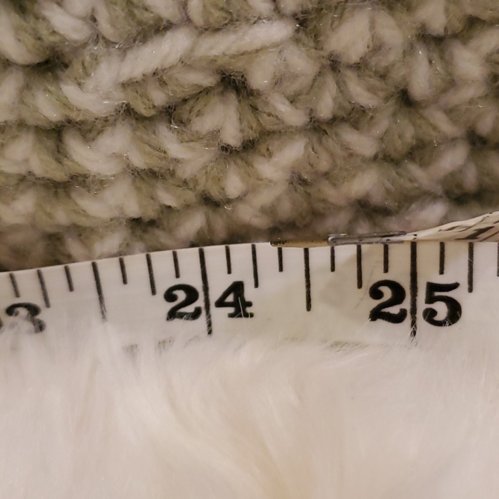 Crotcheted winter hat - Picture 5 of 5